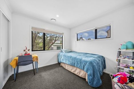 Photo of property in 18 Lyndfield Lane, Newlands, Wellington, 6037