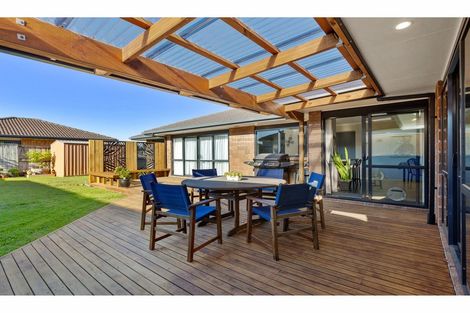 Photo of property in 12 Whitford Place, Rototuna North, Hamilton, 3210