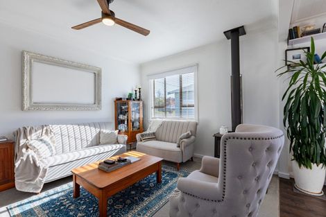 Photo of property in 13 Waverley Street, Waipawa, 4210