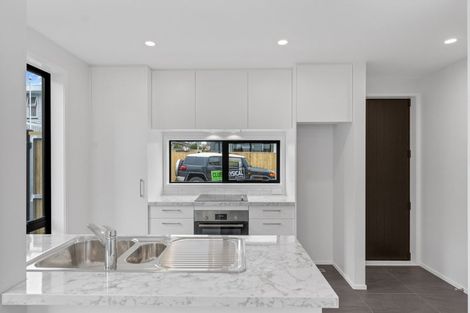 Photo of property in 66e Royal View Road, Te Atatu South, Auckland, 0610