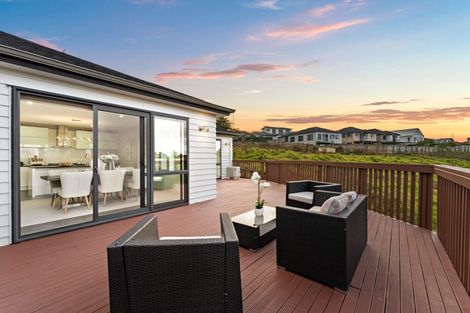 Photo of property in 83 Lake Panorama Drive, Henderson Valley, Auckland, 0612
