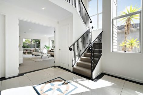 Photo of property in 11a Gerwyn Place, Pakuranga Heights, Auckland, 2010