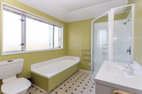 Photo of property in 2/138 Memorial Avenue, Burnside, Christchurch, 8053