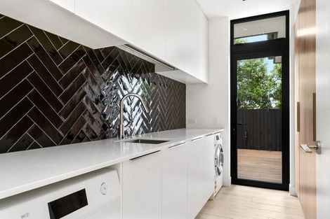 Photo of property in 49 Saint Andrews Square, Strowan, Christchurch, 8052