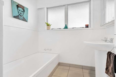 Photo of property in 2 Ashford Place, Havelock North, 4130