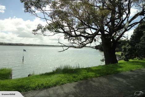 Photo of property in 2/4 Marine Terrace, Bayswater, Auckland, 0622