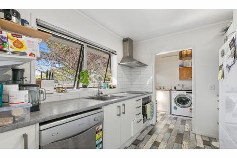 Photo of property in 2/309 Wairau Road, Totara Vale, Auckland, 0627