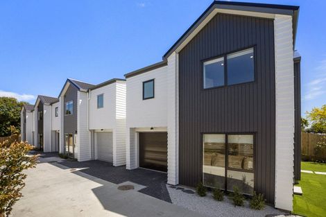 Photo of property in 47a Gossamer Drive, Pakuranga Heights, Auckland, 2010