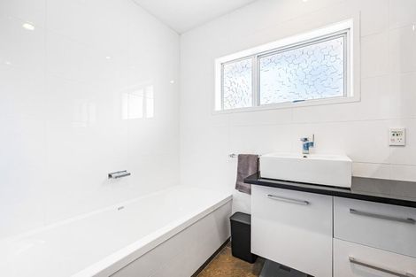 Photo of property in 14a Kowhai Road, Campbells Bay, Auckland, 0630