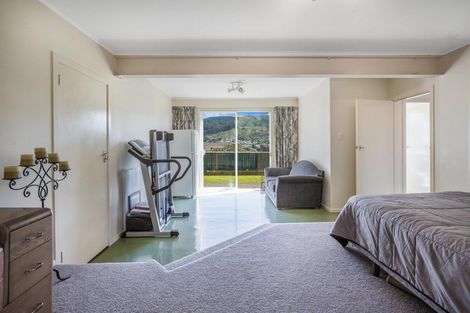 Photo of property in 2 Spicer Place, Tawa, Wellington, 5028