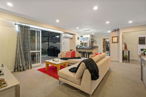 Photo of property in 28 Erceg Way, Rosehill, Papakura, 2113