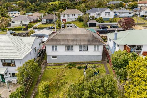 Photo of property in 12 Taylor Terrace, Tawa, Wellington, 5028