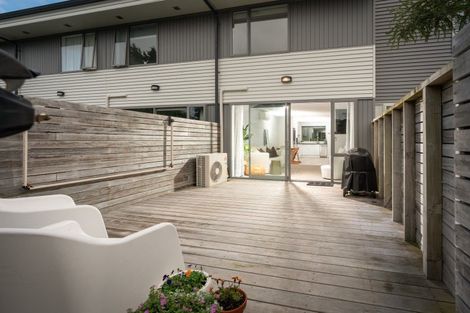 Photo of property in 13/2 Stone Street, Miramar, Wellington, 6022