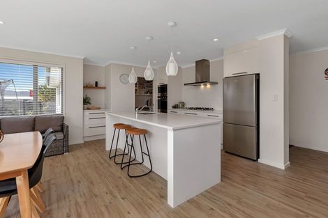 Photo of property in 10 Ngatiti Place, One Tree Point, 0118