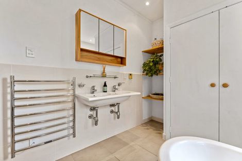 Photo of property in 2 Slater Road, South Head, Helensville, 0874