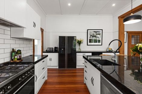 Photo of property in 60 Milton Road, Bluff Hill, Napier, 4110