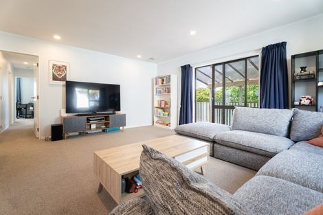 Photo of property in 31 Cheltenham Terrace, Newlands, Wellington, 6037