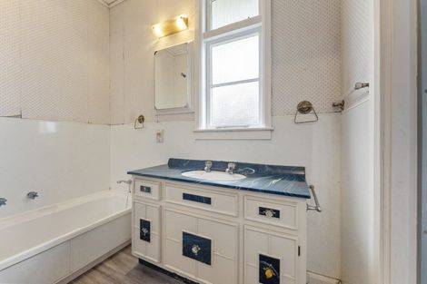 Photo of property in 34 Pahiatua Street, Hokowhitu, Palmerston North, 4410