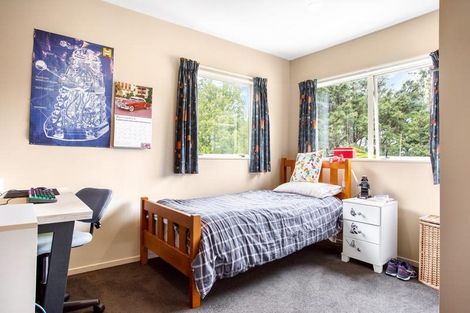 Photo of property in 10 Tui Crescent, Waiatarua, Auckland, 0604