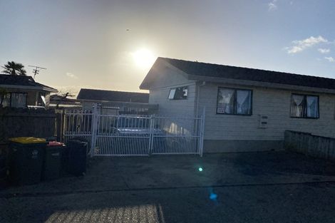 Photo of property in 2/11 Etherton Drive, Weymouth, Auckland, 2103