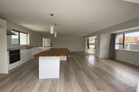 Photo of property in 8 John Downs Drive, Browns Bay, Auckland, 0630
