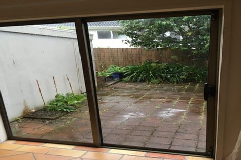 Photo of property in 2/22 Tree View Avenue, Glenfield, Auckland, 0629