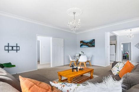 Photo of property in 11 Craigbank Avenue, New Lynn, Auckland, 0600