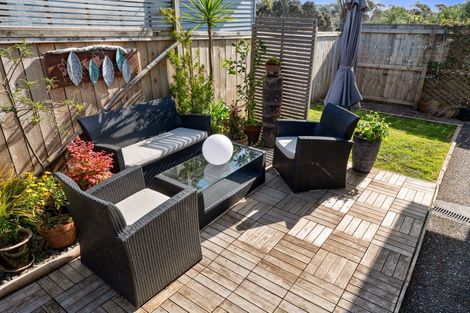 Photo of property in 2/33a Glen Road, Stanley Point, Auckland, 0624