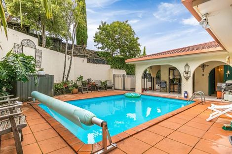 Photo of property in 3/2 Beach Road, Castor Bay, Auckland, 0620