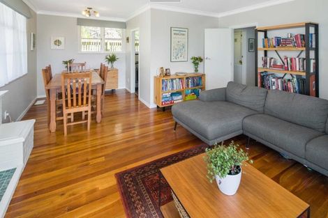 Photo of property in 102 Ruskin Road, Newlands, Wellington, 6037