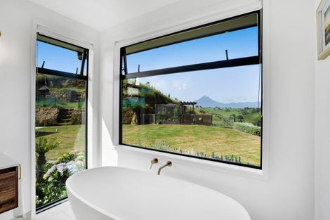 Photo of property in 956 Richmond Road, Lepperton, New Plymouth, 4373