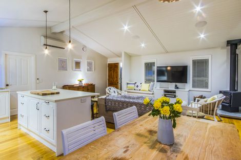 Photo of property in 146 Laingholm Drive, Laingholm, Auckland, 0604