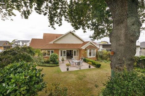 Photo of property in 4 The Oaks, Awapuni, Palmerston North, 4412