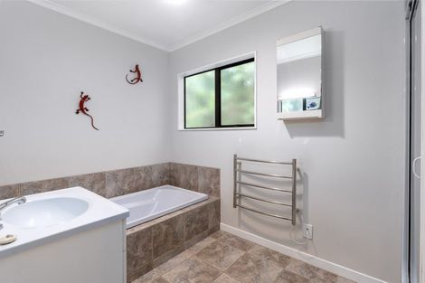 Photo of property in 2 Te Kawau Pass, Greenhithe, Auckland, 0632