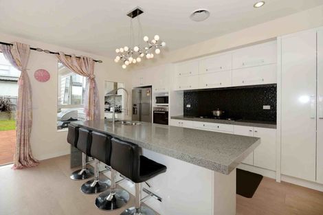 Photo of property in 39 Harrowglen Drive, Northcross, Auckland, 0632