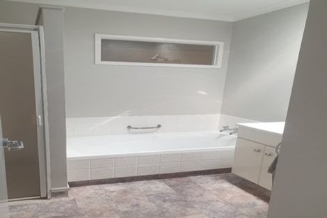 Photo of property in 3 Riversdale Drive, Merrilands, New Plymouth, 4312