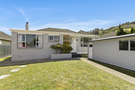 Photo of property in 15 Wright Street, Wainuiomata, Lower Hutt, 5014