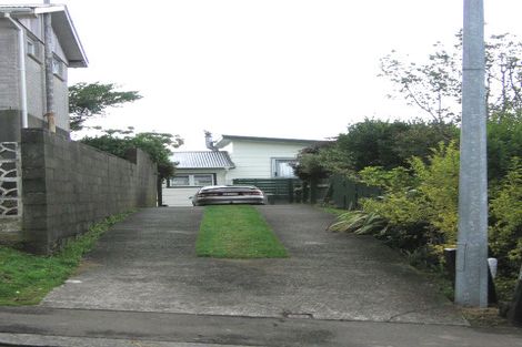 Photo of property in 32 Bellringer Crescent, Newlands, Wellington, 6037