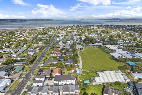 Photo of property in 7/69 Wharf Road, Te Atatu Peninsula, Auckland, 0610