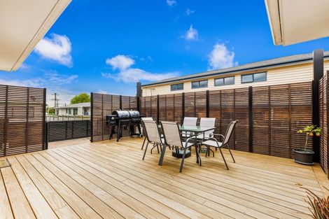 Photo of property in 2 Laura Street, Kelston, Auckland, 0602