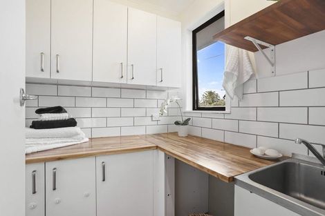 Photo of property in 5 Keats Place, Blockhouse Bay, Auckland, 0600