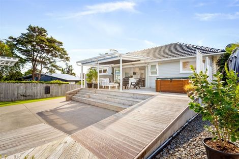 Photo of property in 27 Gill Avenue, Te Atatu Peninsula, Auckland, 0610