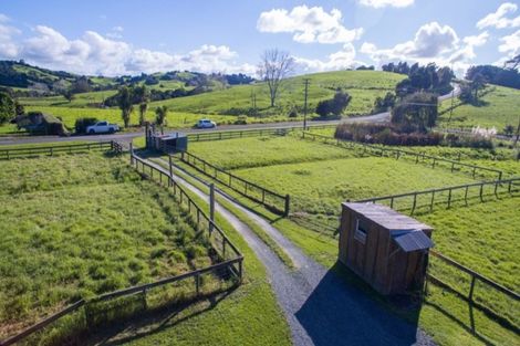 Photo of property in 32 Franklin Road, Paparoa, 0571