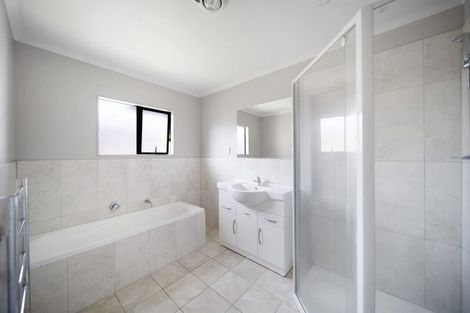 Photo of property in 20 Fairchild Avenue, Goodwood Heights, Auckland, 2105