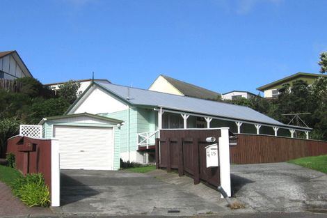 Photo of property in 15 Pimlico Place, Newlands, Wellington, 6037