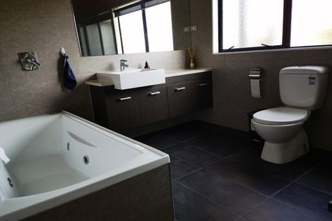 Photo of property in 4 Hornbill Drive, Fairview Heights, Auckland, 0632