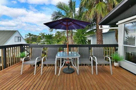 Photo of property in 43 Pohutukawa Avenue, Red Beach, 0932