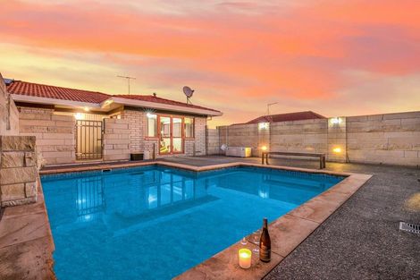 Photo of property in 16 Banksia Place, Goodwood Heights, Auckland, 2105