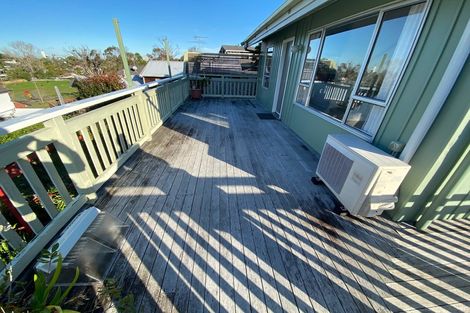 Photo of property in 2/32 Knightsbridge Drive, Forrest Hill, Auckland, 0620