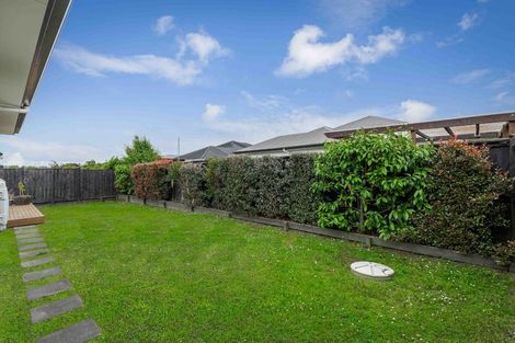 Photo of property in 16 Sir Lincoln Drive, Kumeu, 0810